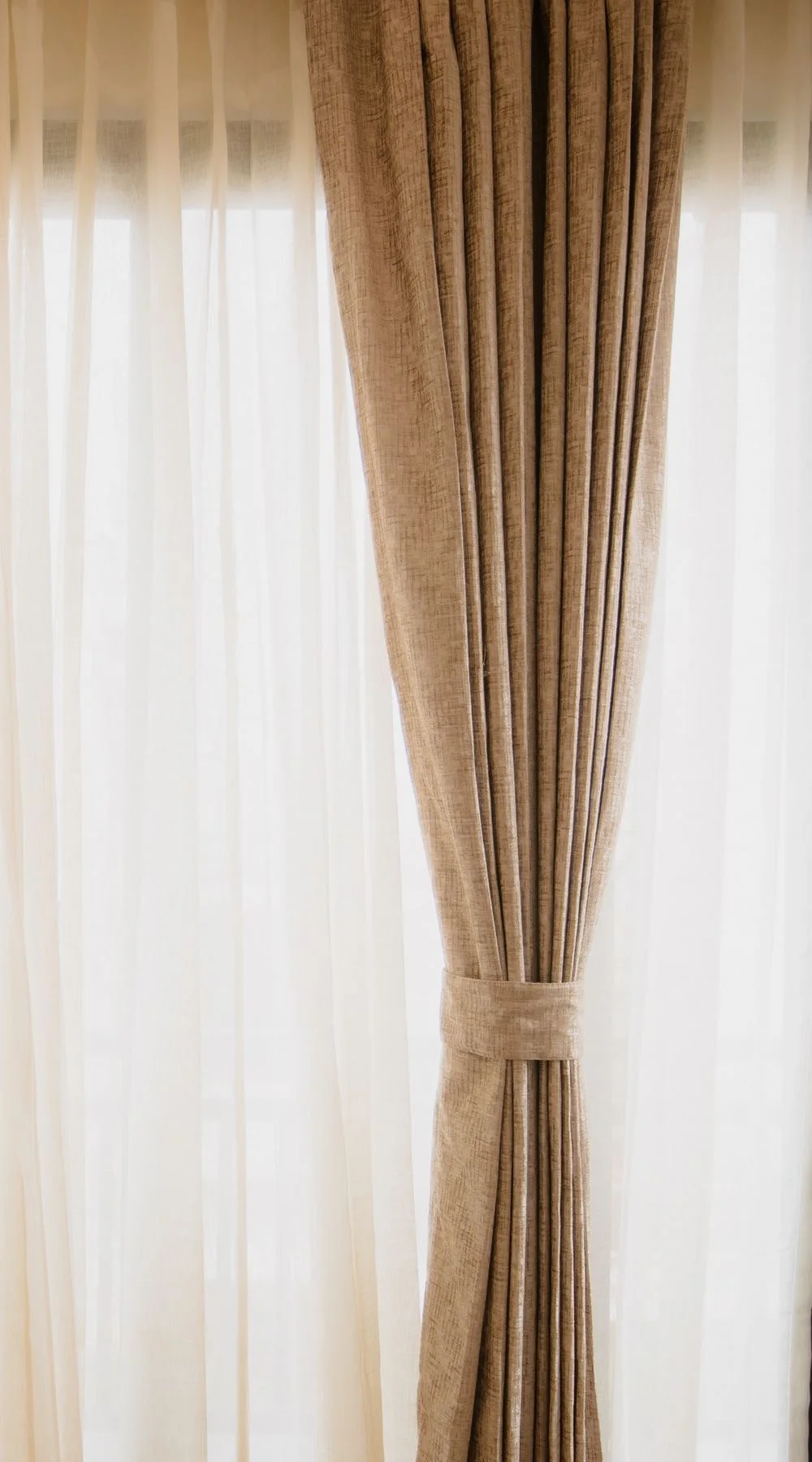 Шторы Wave Linen крупным планом — льняная фактура и мягкие складки